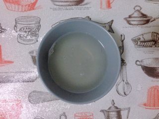 7、爽脆萝卜条,大概小半碗萝卜糖水,再加一些凉开水,清澈、甘甜又香醇