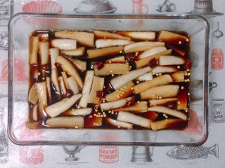 8、爽脆萝卜条, 加入醋、生抽、蜂蜜和干辣椒段拌匀,差不多正好没过萝卜条。封上保鲜膜,冰箱冷藏48小时,期间需搅拌几次,使所有萝卜条都能充分吸收汤水