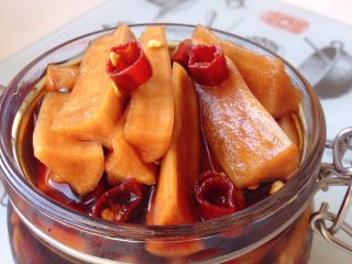10、爽脆萝卜条,腌制好的萝卜条装罐,冰箱冷藏保存