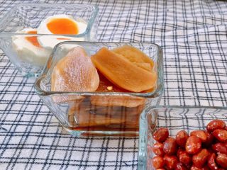 11、爽脆萝卜条,如果用大萝卜来腌制,只取靠近皮的部分,切成如图形状。萝卜心可以拿来炖汤或红烧