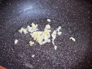 5、炒杏鲍菇,锅中倒入适量的食用油烧热，放入蒜末炒出香味