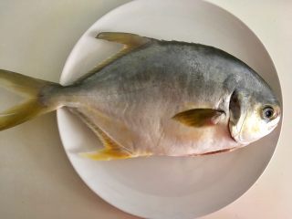 1、清蒸鱼,海鱼都可以直接用这个方法的，我平时常吃的是武昌鱼。一斤多吧。卖家处理好的鱼，再好好清洗一下