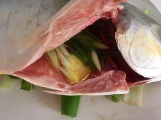 7、清蒸鱼,摆上鱼，鱼肚里塞1片姜和一些葱丝