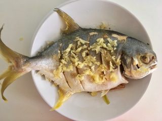 12、清蒸鱼,撒上蒜末