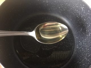 14、清蒸鱼,锅里加3勺油烧热到稍微冒烟。（这种喝汤的小勺应该每家都有，方便大家参考）