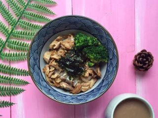 19、清蒸鱼,如果你是晚饭没吃完，第二天来个鱼肉加汤拌饭做早饭也棒棒哒～（图内含西兰花、海苔碎）