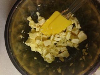 1、小C的奶香小酥饼,黄油室温软化，用打蛋器打到发；