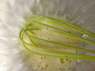 3、小C的奶香小酥饼,分三次加入鸡蛋（一个），每次搅打均匀后再加入下一次；