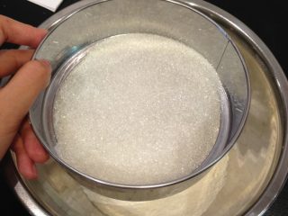 4、小C的奶香小酥饼,筛入面粉，从下往上轻轻翻拌，面粉浸润就好，不要过渡搅拌，以免面粉起筋，影响口感；