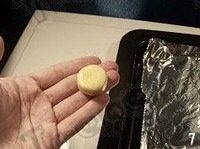 5、小C的奶香小酥饼,取20g面团，揉成象棋样的圆饼，码放整齐；