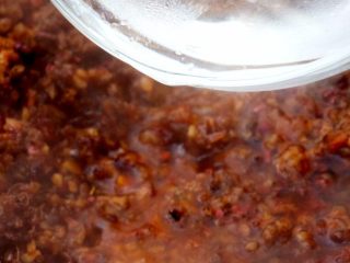 9、麻婆豆腐,加入一小碗清水煮开沸腾，中火烧煮。