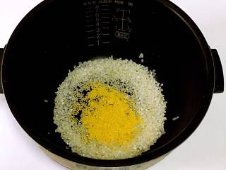 2、翡翠鳕鱼粥宝宝辅食,大米小米洗净，加适量水，放到电饭煲里熬成稀饭。有时间的妈妈可以将大米小米提前浸泡15-30分钟，或用砂锅煲粥。