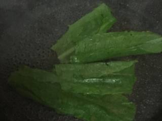 3、翡翠鳕鱼粥宝宝辅食,油麦菜洗净开水焯30秒左右。