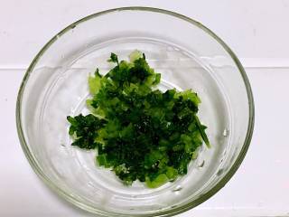 4、翡翠鳕鱼粥宝宝辅食,油麦菜切碎。