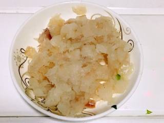 5、翡翠鳕鱼粥宝宝辅食,鳕鱼去皮去刺后切小粒或剁碎。