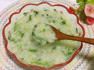 6、翡翠鳕鱼粥宝宝辅食,香喷喷的翡翠鳕鱼粥稍微晾凉就可以给宝宝吃了。