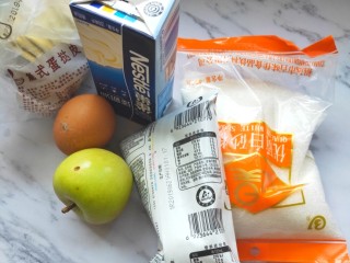1、欧式风情下午茶|加了苹果的蛋挞,所有材料准备好备用。