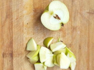 2、欧式风情下午茶|加了苹果的蛋挞,苹果清洗干净用菜刀切成小块。