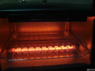 4、欧式风情下午茶|加了苹果的蛋挞,烤箱提前200度预热10分钟。