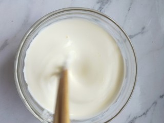 7、欧式风情下午茶|加了苹果的蛋挞,10g 白砂糖，筷子把纯牛奶淡奶油和白砂糖搅拌至白砂糖完全融化。