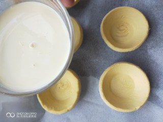 11、欧式风情下午茶|加了苹果的蛋挞,把弄好的蛋挞液一次倒入准备好的蛋挞皮内。