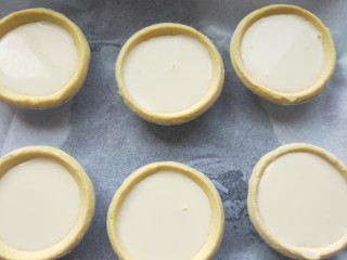 12、欧式风情下午茶|加了苹果的蛋挞,每个蛋挞倒入蛋挞液7-8分满。