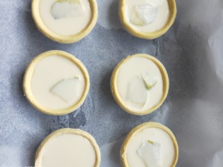 13、欧式风情下午茶|加了苹果的蛋挞,倒完蛋挞液的蛋挞放入几块切好的苹果快，