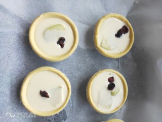 14、欧式风情下午茶|加了苹果的蛋挞,几颗蔓越莓干。