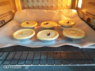 15、欧式风情下午茶|加了苹果的蛋挞,弄好的的蛋挞放入提前预热好的烤箱。