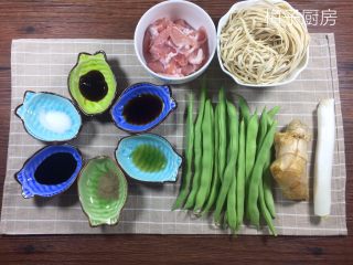 1、豆角焖面,所有食材“大合影”