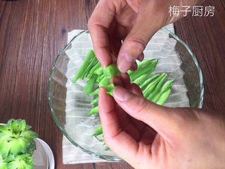 2、豆角焖面,豆角去头，去丝，掰成段。