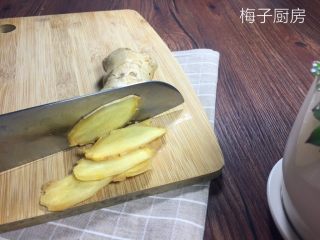 3、豆角焖面,生姜切片。