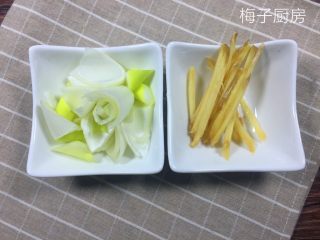 4、豆角焖面,葱切花备用。