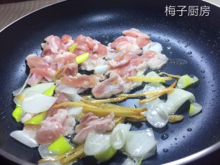 5、豆角焖面,锅里倒油炒香葱姜，倒入肉片。