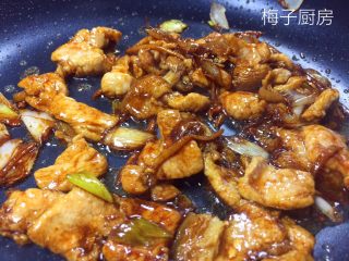 6、豆角焖面,加入所有的调料翻炒均匀。