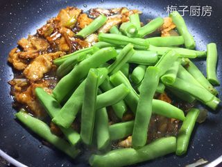 7、豆角焖面,倒入豆角，翻炒至变色。