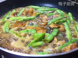 8、豆角焖面,倒入适量的清水（刚好没过菜最佳）