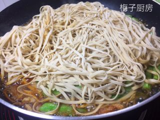 9、豆角焖面,面条放在最上面。
