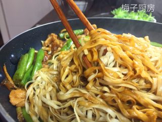 11、豆角焖面,这个时候水分基本已经没有，用筷子搅拌均匀。