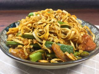 12、豆角焖面,一份小时候的味道豆角焖面就做好了，这份焖面不管是从营养角度还是口感，都是值得推荐！不仅简单，更是美味！