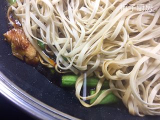 10、豆角焖面,盖上锅盖，开小火焖煮5分钟以上。