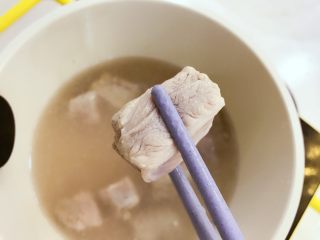 2、宝宝辅食：胡萝卜玉米排骨汤-18M+,排骨凉水下锅，进行焯水，水烧开后，可以用勺子撇掉浮沫，此时排骨也已经变色，将排骨捞出备用。