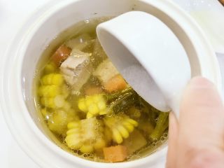 3、宝宝辅食：胡萝卜玉米排骨汤-18M+,出锅前加一点点盐调味，小宝宝吃，盐可以少一点，因为加了玉米，排骨汤会有点甜甜的，所以加一点点盐提味就好。