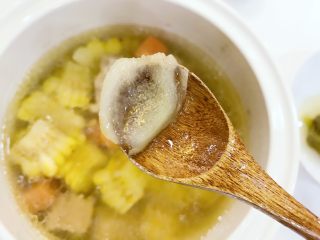 4、宝宝辅食：胡萝卜玉米排骨汤-18M+,再把葱和姜片去掉，把汤上面的油可以撇掉一些，要不然吃的时候会有一点点油腻。