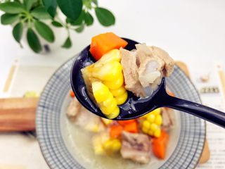 6、宝宝辅食：胡萝卜玉米排骨汤-18M+,胡萝卜、排骨都会很软烂，宝宝可以直接吃，如果咀嚼能力有限，妈妈们再处理成小块，玉米可以帮宝贝处理成一颗一颗的，再给宝贝吃。