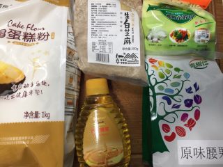 1、腰果开口笑,准备的材料。