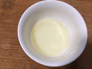 2、腰果开口笑,准备好的精制油30克待用。