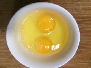 4、腰果开口笑,准备好的鸡蛋待用。