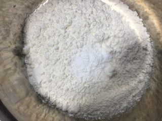 5、腰果开口笑,低筋粉中加入小苏打。