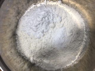 6、腰果开口笑,加入糖粉。